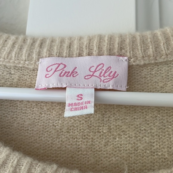 Super cute Pink Lily Sweater ❤️ - Picture 2 of 3